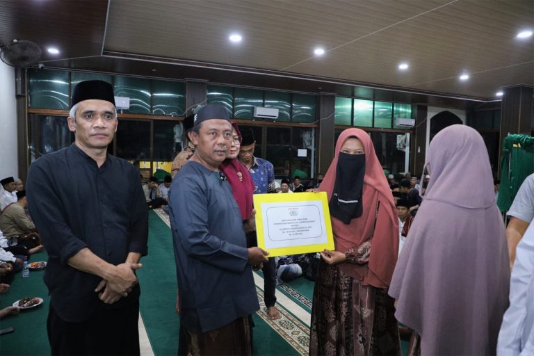 Moment Safari Ramadhan, Bupati Sumbawa Barat Berikan Bantuan dan Tegaskan Komitmen Tuntaskan Kartu Sumbawa Barat Maju