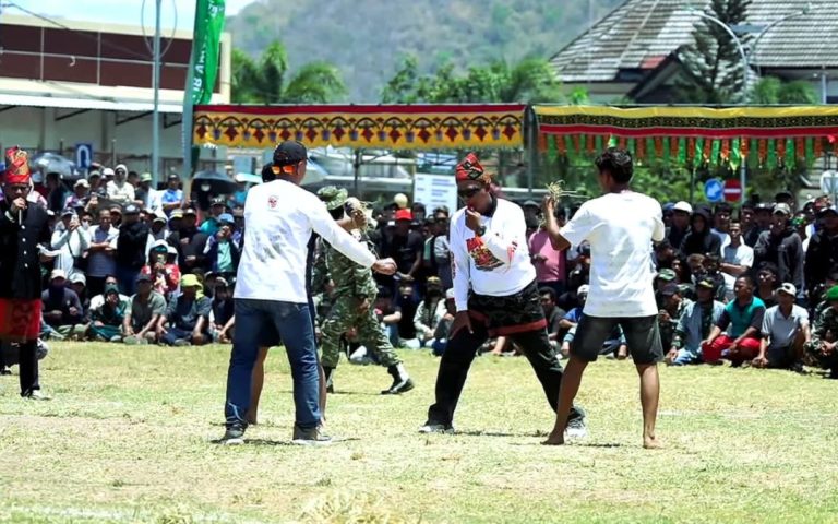 Gelar Lomba Adat Barampok, Bupati KSB Tegaskan Budaya Jadi Ruang Pemersatu dan Penggerak Ekonomi